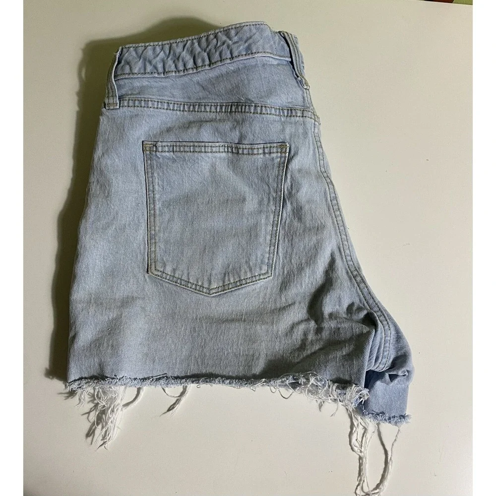 Universal Thread denim Shorts Women 12 light blue High-Rise Vintage Distressed‎